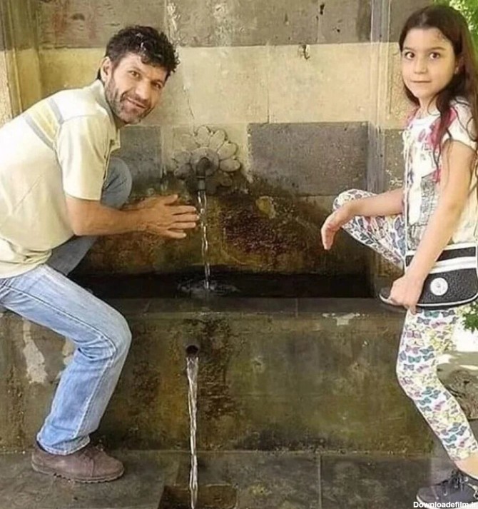 عکس تجسم‌بخش مصیبت زمین‌لرزه ترکیه: پدری که دست دختر کشته‌شده‌اش ...