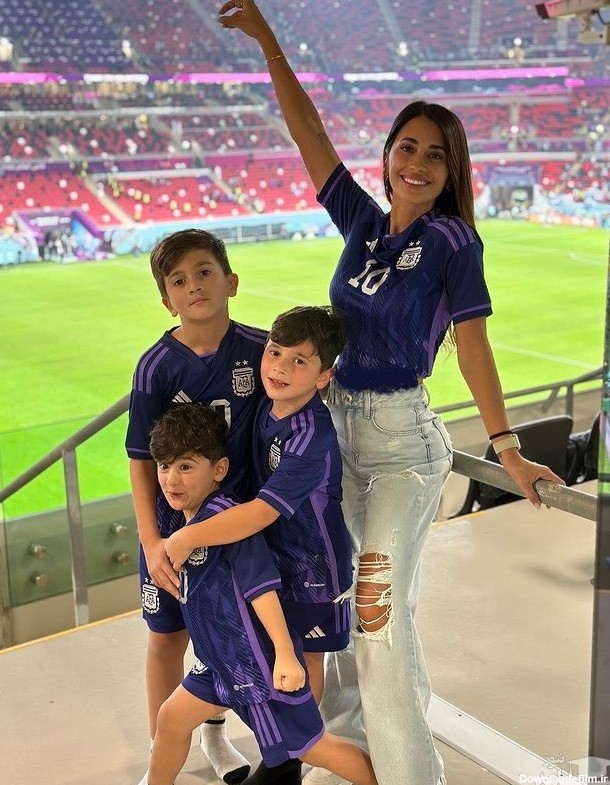 خانواده لیونل مسی در ورزشگاه قطر در حال تماشای بازی حساس او