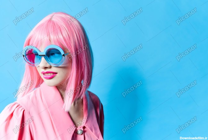 عکس دختر فشن با لباس صورتی و عینک آبی » پیکاسور