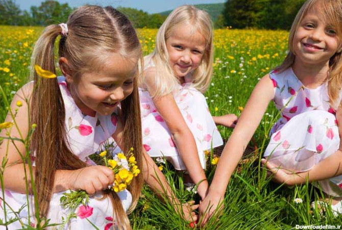 دانلود تصویر با کیفیت دختر بچه ها در حال چیدن گل