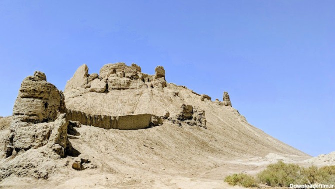قلعه بمپور روی یک تپه