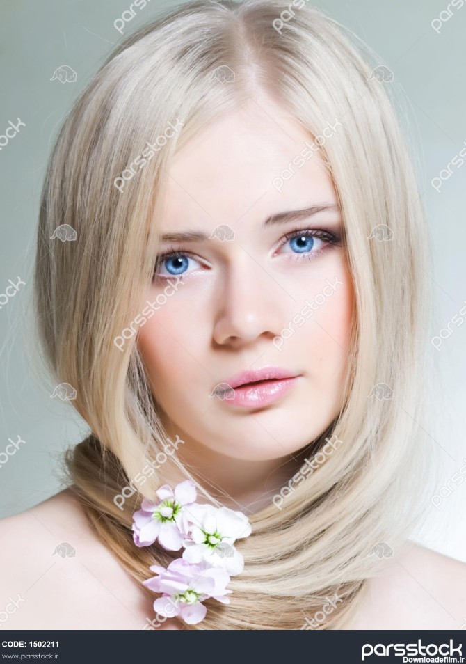 دختر جوان زیبا با موهای سفید و چشم های آبی 1502211