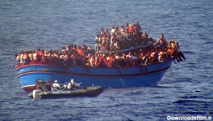 یک قایق مملو از مهاجران در دریای مدیترانه