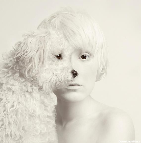 سگ مو فرفری سفید و زن جوان 1606520