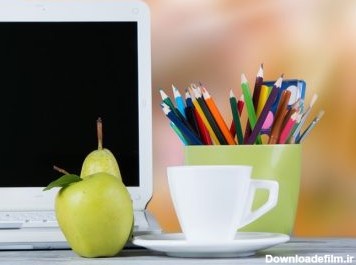 دانلود نوت بوک ، سیب و مداد روی میز چوبی. بازگشت به مفهوم مدرسه