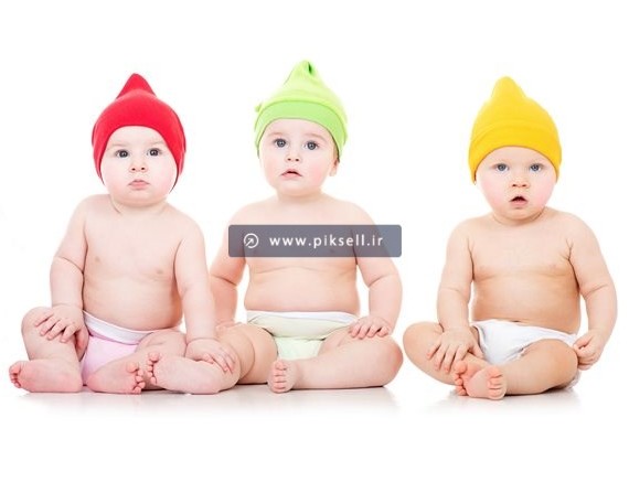 عکس با کیفیت از سه نوزاد با کلاه های رنگی