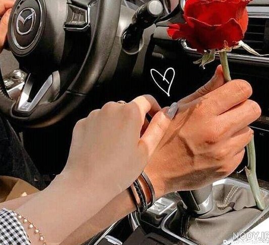 عکس عاشقانه با گل تو ماشین