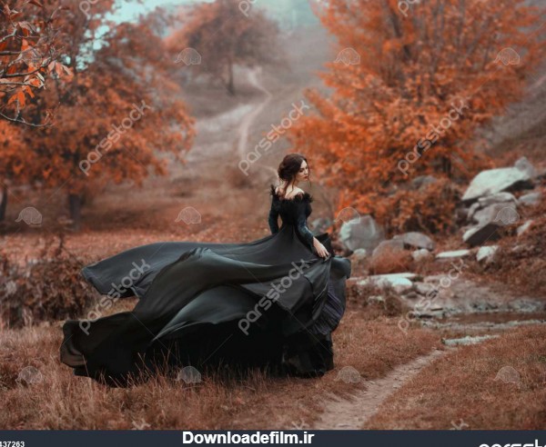 دختر خیره کننده باور نکردنی در یک لباس سیاه پس زمینه پاییز فوق ...