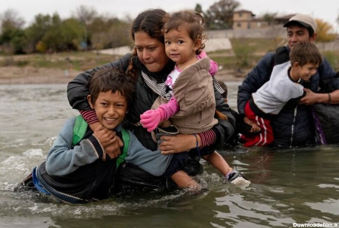 عکس/ عبور پناهجویان از رود مرزی برای ورود به خاک آمریکا