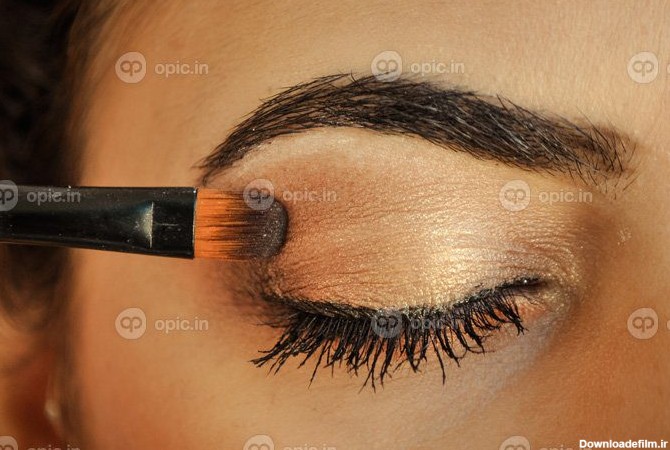 دانلود عکس خانم در حال آرایش سایه چشم | اوپیک