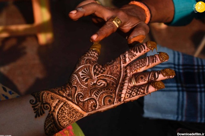 فرارو | (تصاویر) نقش و نگار حنای روی دست زنان هندی