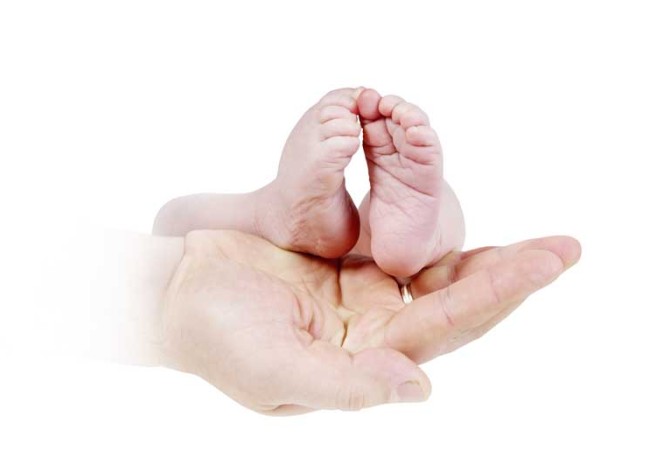 دانلود تصویر باکیفیت پای نوزاد روی دست