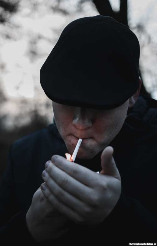 تصویر گرافیکی روشن کردن سیگار در هوای سرد