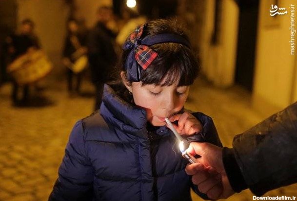 مشرق نیوز - عکس/ مراسم جنجالی سیگار کشیدن کودکان