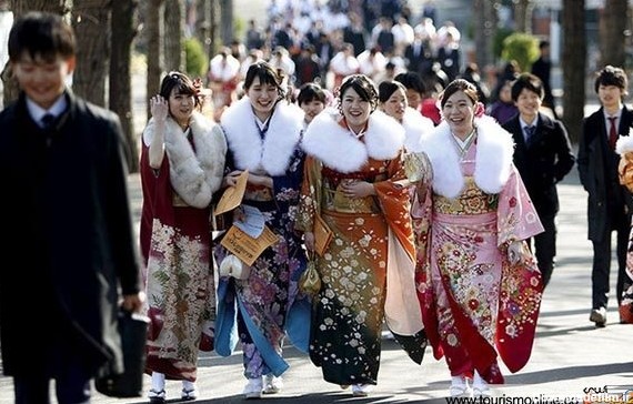 قدم زدن زنان ژاپنی با این لباس جالب/ عکس