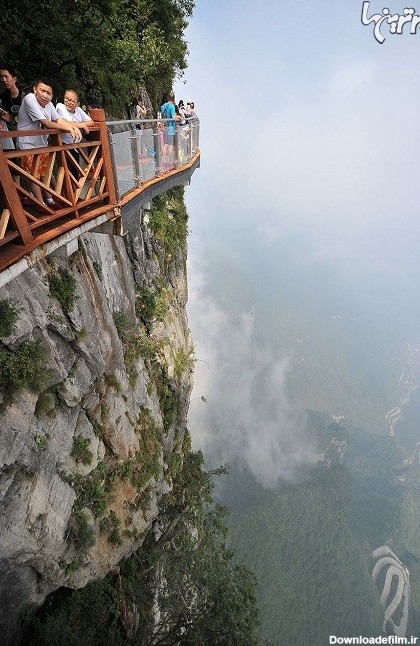 ترسناک ترین گذر گاه شیشه ای در ارتفاعات کوه تیانمِن