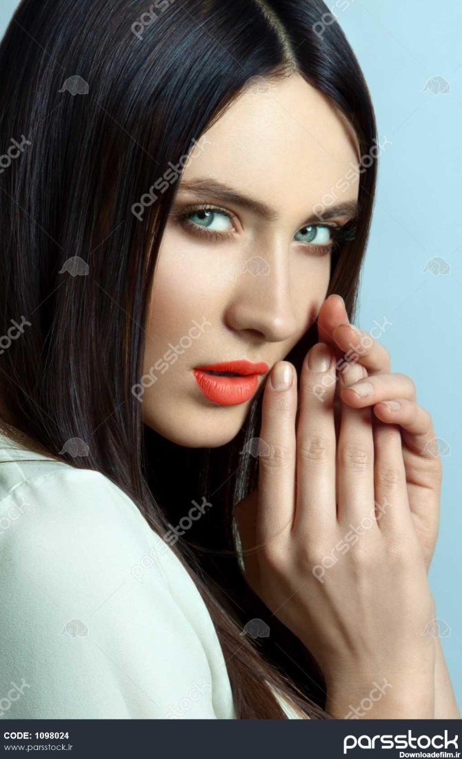 زن جوان زیبا با موهای صاف بلند و چشمان آبی 1098024