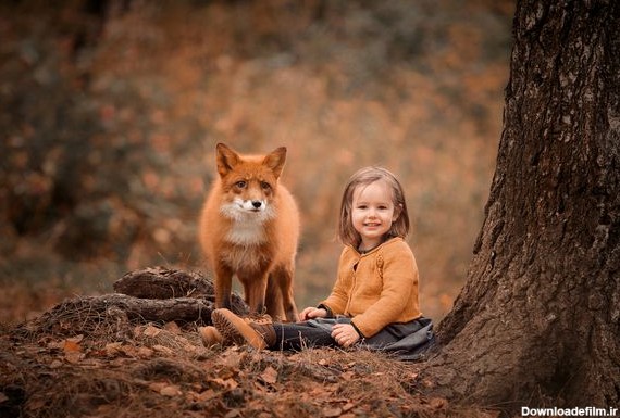 دختر کوچکی با روباه در جنگل پاییزی 1498811