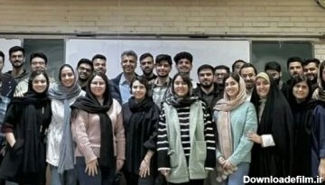 عکس یادگاری عادل فردوسی پور و دانشجویانش در دانشگاه شریف