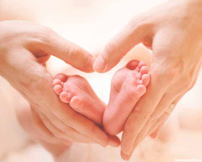 دانلود تصویر باکیفیت پای قرمز نوزاد و دستان مادر