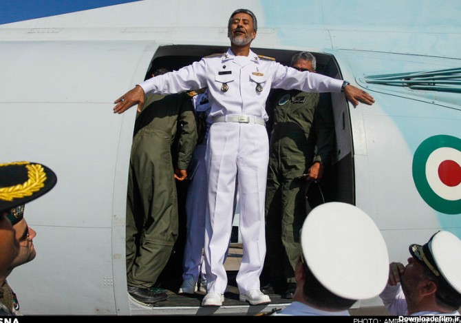 خالی کردن یک پارچ آب بر سر خلبان ارتش ایران (عکس)