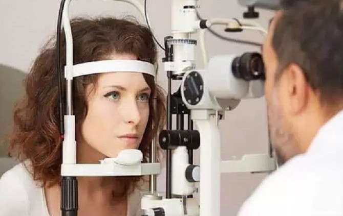 برای استفاده از لنز رنگی باید به بینایی‌سنج مراجعه کرد؟