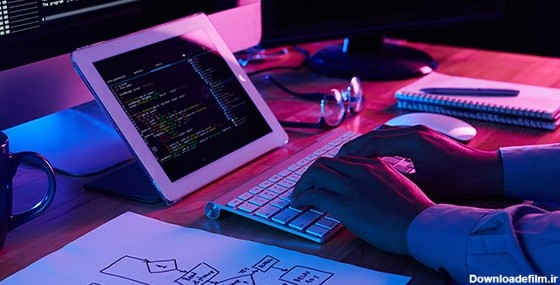 تصویر کلوزآپ میز کامپیوتر در حال برنامه نویسی | فری پیک ایرانی ...