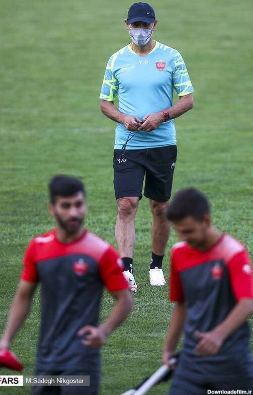 یحیی گلمحمدی سرمربی تیم فوتبال پرسپولیس در تمرین