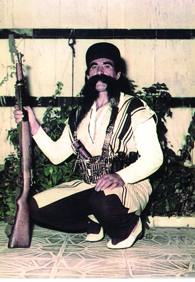سلطان سبیل ایران ؛ مردی با سبیل‌های یک متر و نیمی! | سبیل‌هایم موقع خواب زیر بالش گیر می‌کند | این سبیل‌ها سبیل‌های الواتی نیست