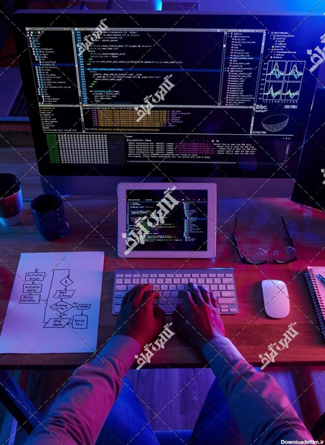 عکس مرد در حال برنامه نویسی کامپیوتر
