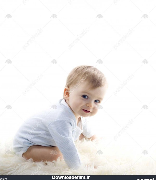 پسر بچه زیبا بر روی زمینه سفید 1051870