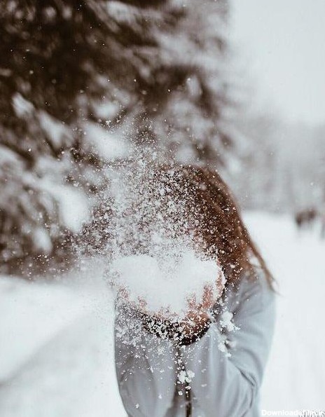 عکس دختر در برف از پشت