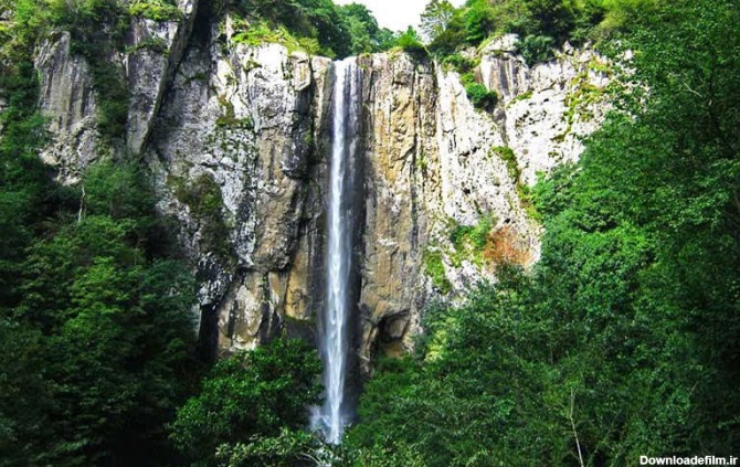 آبشاری مرتفع در منطقه‌ای جنگلی