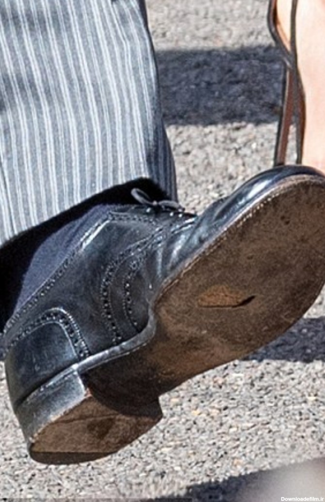 کفش های کهنه و پاره شاهزاده هری در یک مراسم عروسی