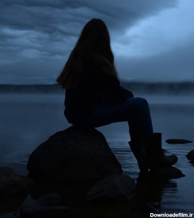 دختر غمگین کنار دریا