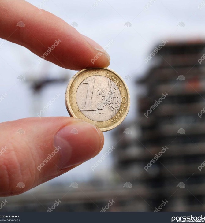 یک سکه یورو و ساختمان 1366501
