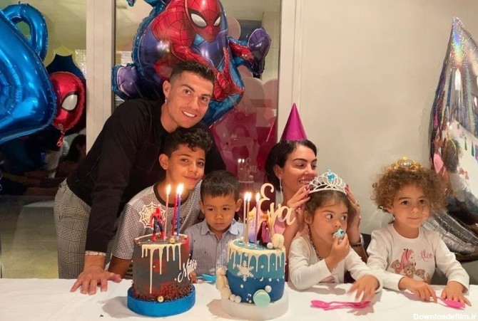 عکس؛ جشن تولد دوقلو های رونالدو با دو کیک ویژه! | فوتبالی