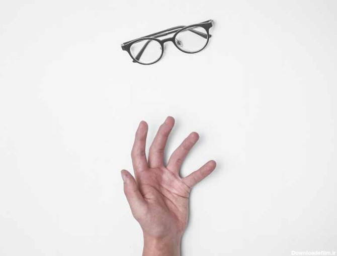 تصویر باکیفیت عینک مطالعه و دست
