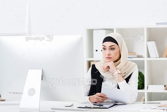 عکس تبلیغاتی خانم با حجاب و پشتیبانی کامپیوتر