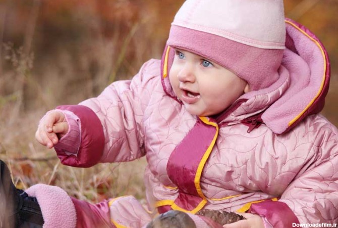 دانلود تصویر باکیفیت چهره نوزاد چشم آبی با پوشش زمستانی