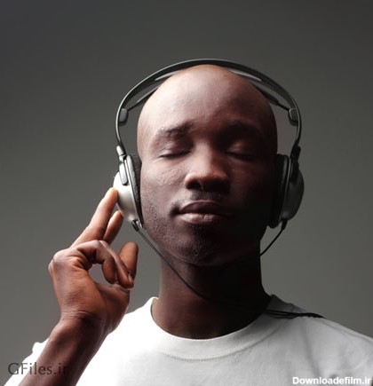 دانلود رایگان تصویر مرد سیاهپوست در حال گوش دادن به آهنگ با یک ...