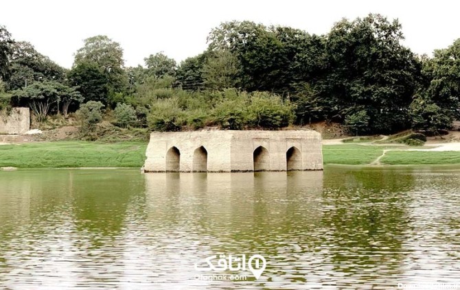 دریاچه عباس آباد و پایه ای یک بنای تاریخی وسط دریاچه