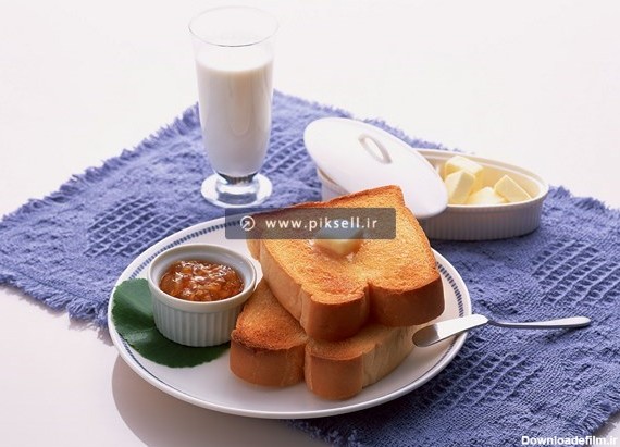 عکس با کیفیت از میز صبحانه با شیرو نان پنیر و کره مربا