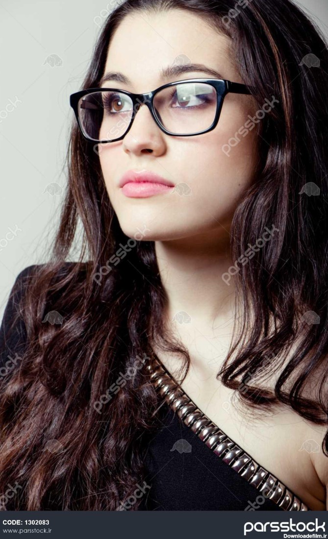 دختر زیبا با عینک پرتره 1302083