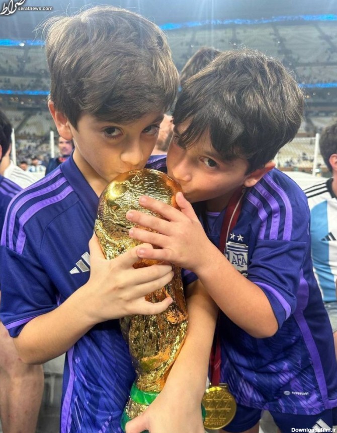 عکس/ بوسه پسران مسی بر جام طلا
