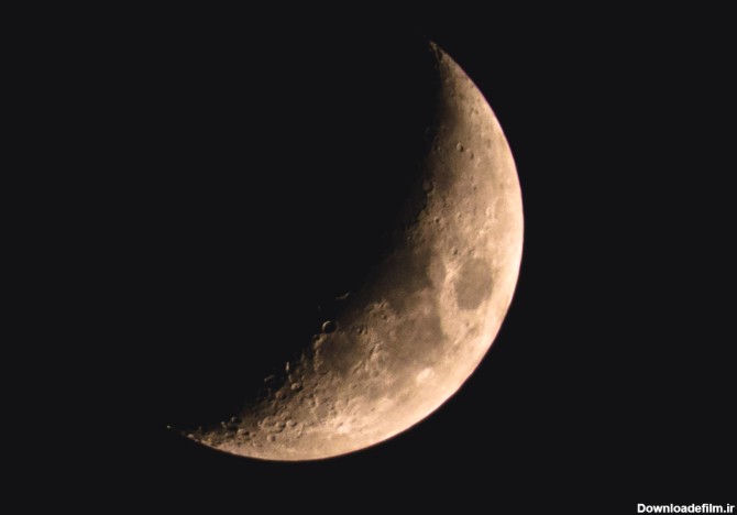 دانلود عکس ماه نیمه در تاریکی