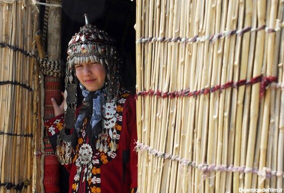 دختر ترکمن با لباس سنتی در کنار آلاچیق - اسپوتنیک ایران