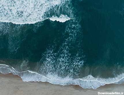 تصویر زیبای موج دریا در ساحل