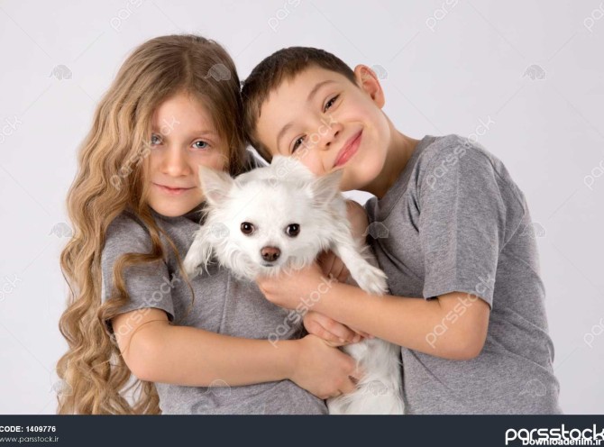 بچه ها با سگ سفید در پس زمینه خاکستری جدا شده است بچه گربه دوست ...