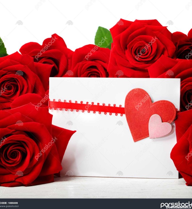 کارت پستال قلب با گل رز قرمز زیبا روی پس زمینه سفید 1080499